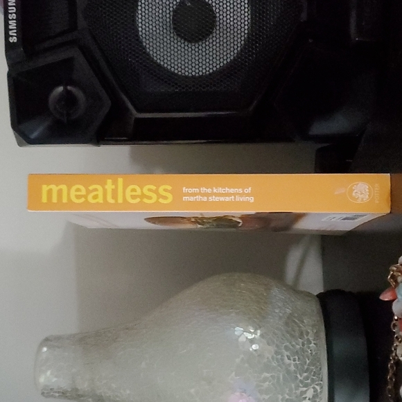 Book - Meatless - Picture 3 of 4